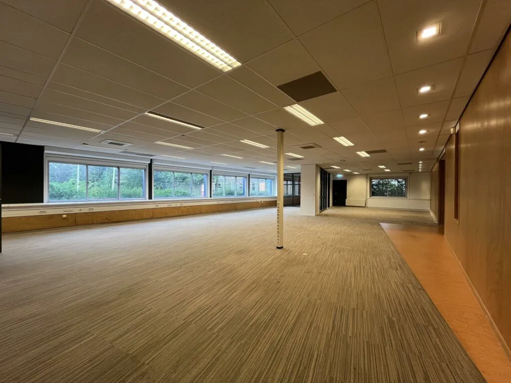 Ruime, lege kantoorruimte aan de 2e Daalsedijk met grote ramen en systeemplafond.